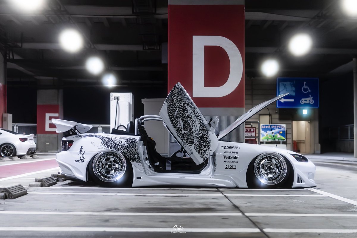 #突然サイドビュー貼ってみる
#私の愛車の簡単なスペック
車名:S2000
エンジン型式: F22C
重量:約1300kg
排気量:2156cc
馬力:約340馬力
特徴:14万キロから始めるS/C生活🔥