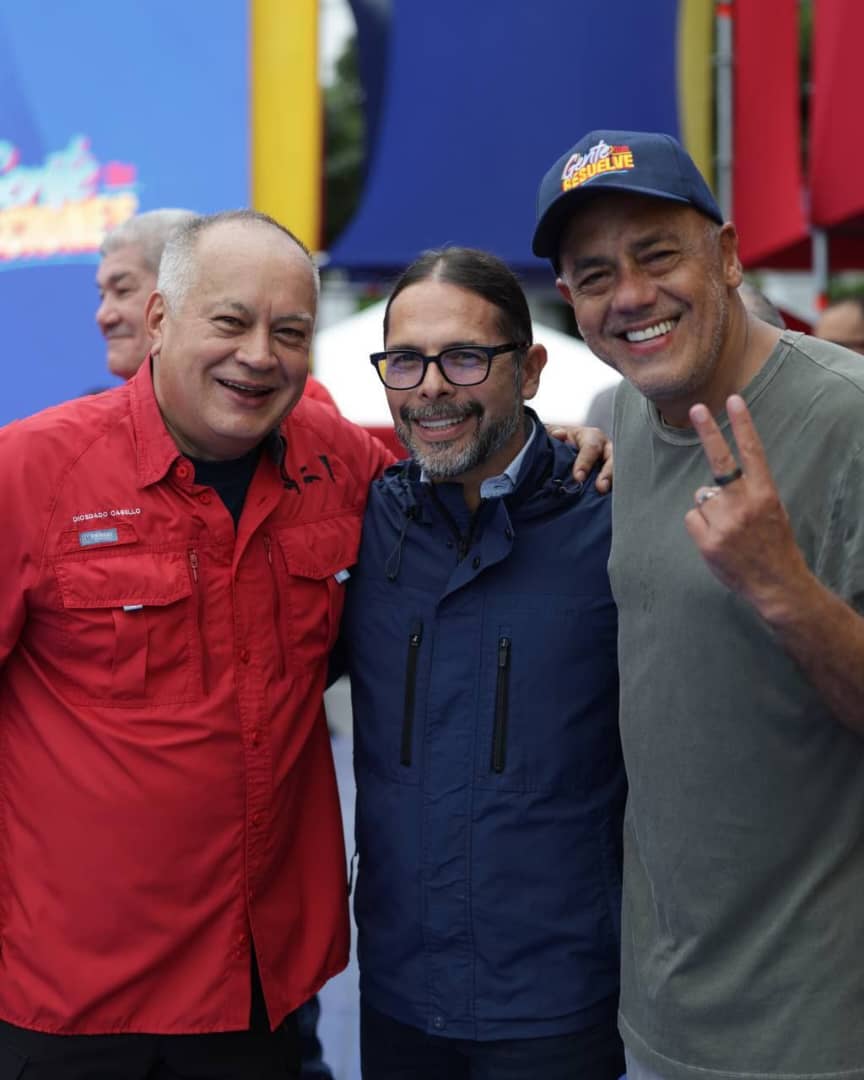 Tres revolucionarios leales, que trabajan duro por el pueblo venezolano 

El trabuco de Nicolás Maduro 👊🏻 siempre listos para defender a la Patria 🇻🇪

#SinTrucoNiMañas