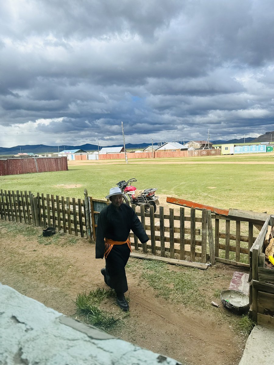 Өглөө ажилдаа ирж байгаа ажилтан минь.

Хөдөө л гоё