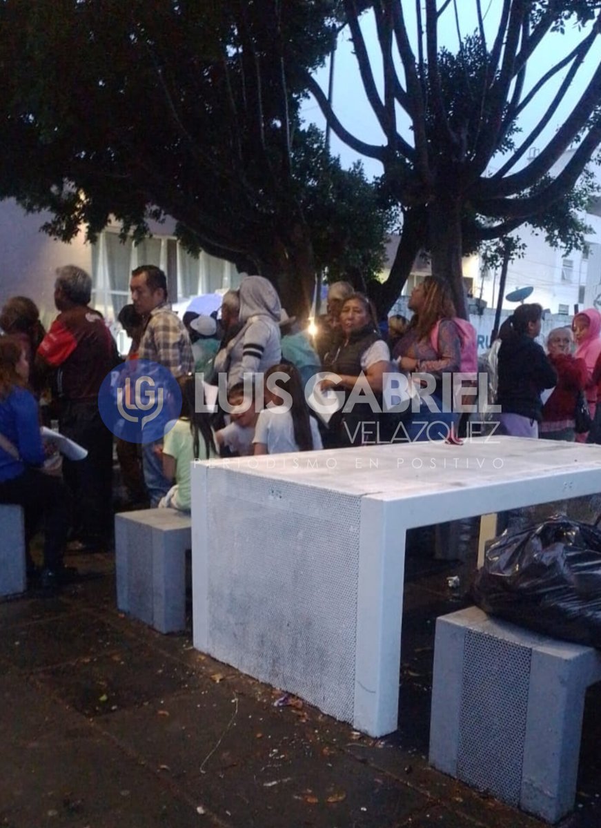 📣🚨 Reportan a un centenar de personas formadas desde a las 3:00 PM afuera de un domicilio en la colonia El Carmen Gastronómico, donde les prometieron mil pesos a cambio de garantizar su voto para las elecciones del Poder Judicial. #Puebla
