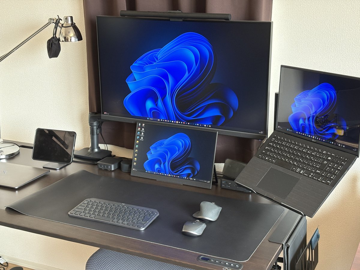 ryu9zap's tweet image. 大判のマウスパッド兼デスクマット新調。

エレコムの1,600円くらいのやつなんだけど、巻き癖少なくてしなやか。新品の変な匂いもなく珍しい良品。

レビュワーならわかると思うんだけど、メーカーロゴがどこにもないのナイスすぎるわかってるエレコム。

amzn.to/43D95Vh アマアソ