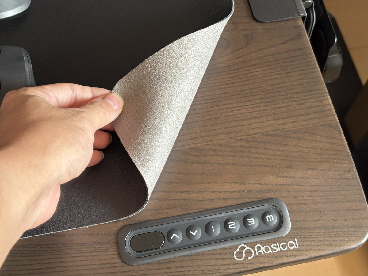 ryu9zap's tweet image. 大判のマウスパッド兼デスクマット新調。

エレコムの1,600円くらいのやつなんだけど、巻き癖少なくてしなやか。新品の変な匂いもなく珍しい良品。

レビュワーならわかると思うんだけど、メーカーロゴがどこにもないのナイスすぎるわかってるエレコム。

amzn.to/43D95Vh アマアソ