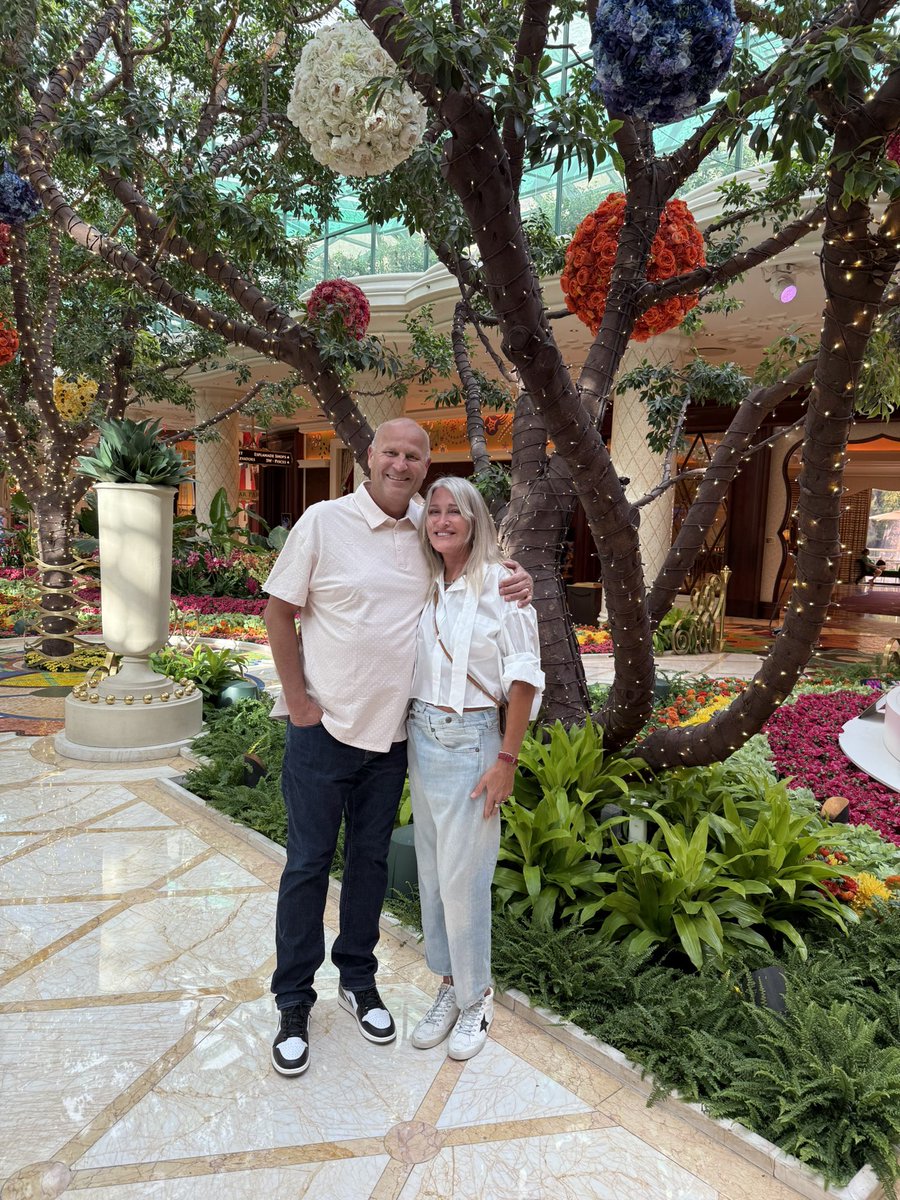 Kelly Graves (@goduckskg) on Twitter photo Weekend at the Wynn in LV with beautiful Mary & her friends to see Kendrick Lamar. More to come… Weekend at the Wynn in LV with beautiful Mary & her friends to see Kendrick Lamar. More to come…
