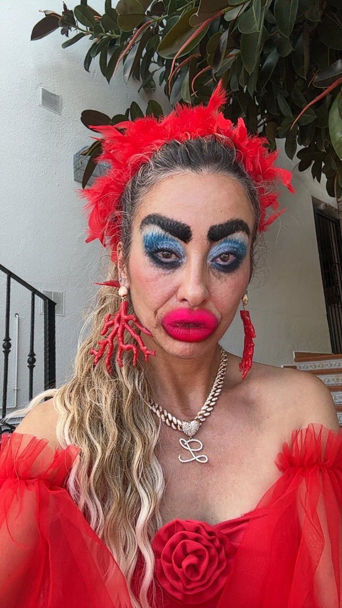 laila_kale's tweet photo. ¿Coral? ¿Ramas de Sarmiento? ¿Patas de pollo modificadas genéticamente? ¿La madrina de una boda rumana?… Me surgen dudas 🤔

#lailakale #lamarivi #SpringFestival2025 #humor #parodia #risas https://t.co/HQY9h3lY15