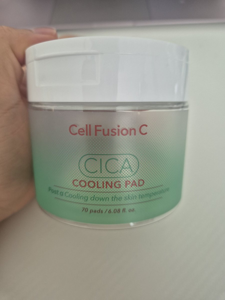 헿..... 요즘 빠져잇는 패드....
사람마다 다 다르겟지만 전 출근할때하고 퇴근하고 하니깐 진정도 잘되고 일단 보습력 미쳣음......
진짜 건성이신분들 강추!!!!
전 쪼끔 건성이라 쓰니깐 너무 좋더라구요!!