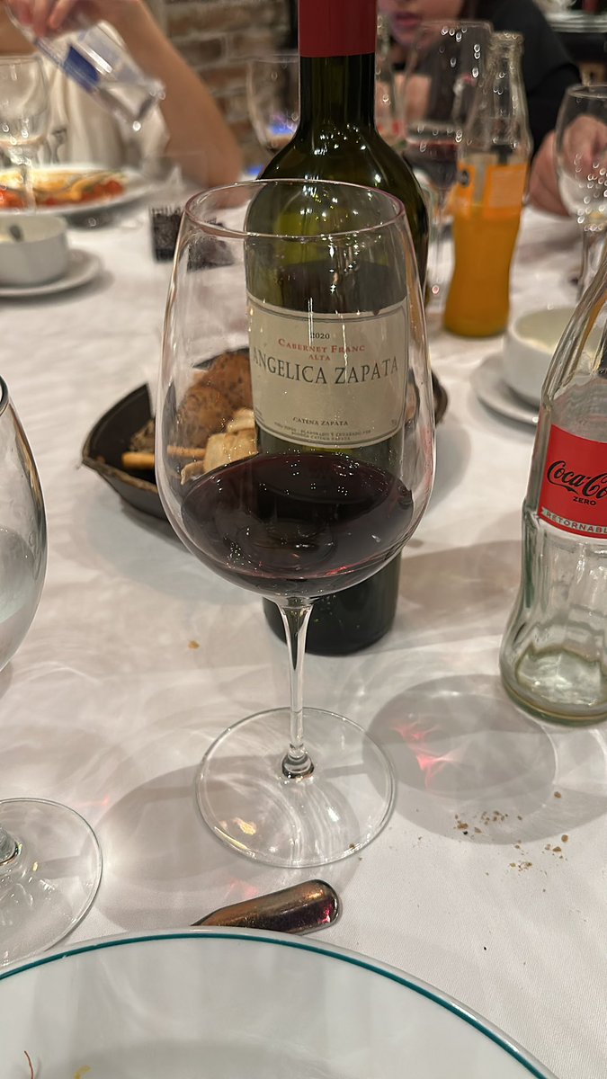 Las lindas nos tomamos un vino solitas😘