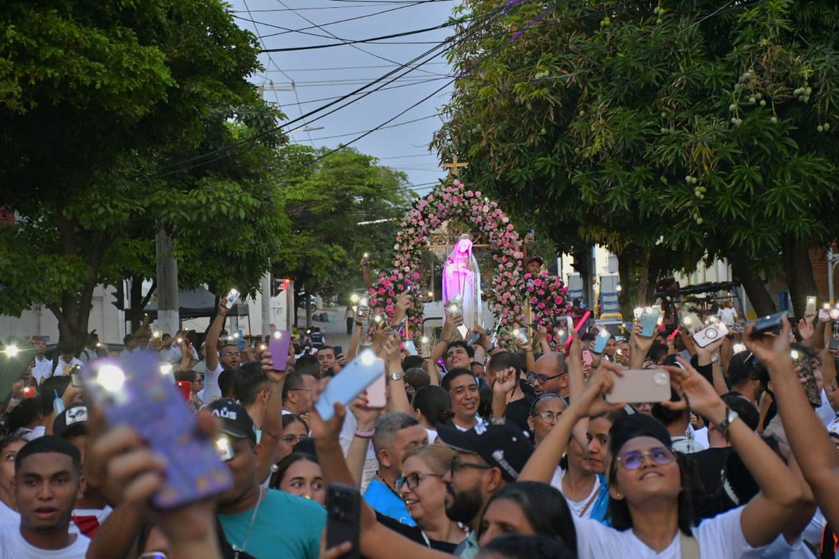 elheraldoco's tweet photo. ⛪️Feligreses de todas las edades caminaron junto a la Virgen María en el ‘The Rosary Run’ ➡️https://t.co/w6gU60YvxD https://t.co/WeW9bN193p