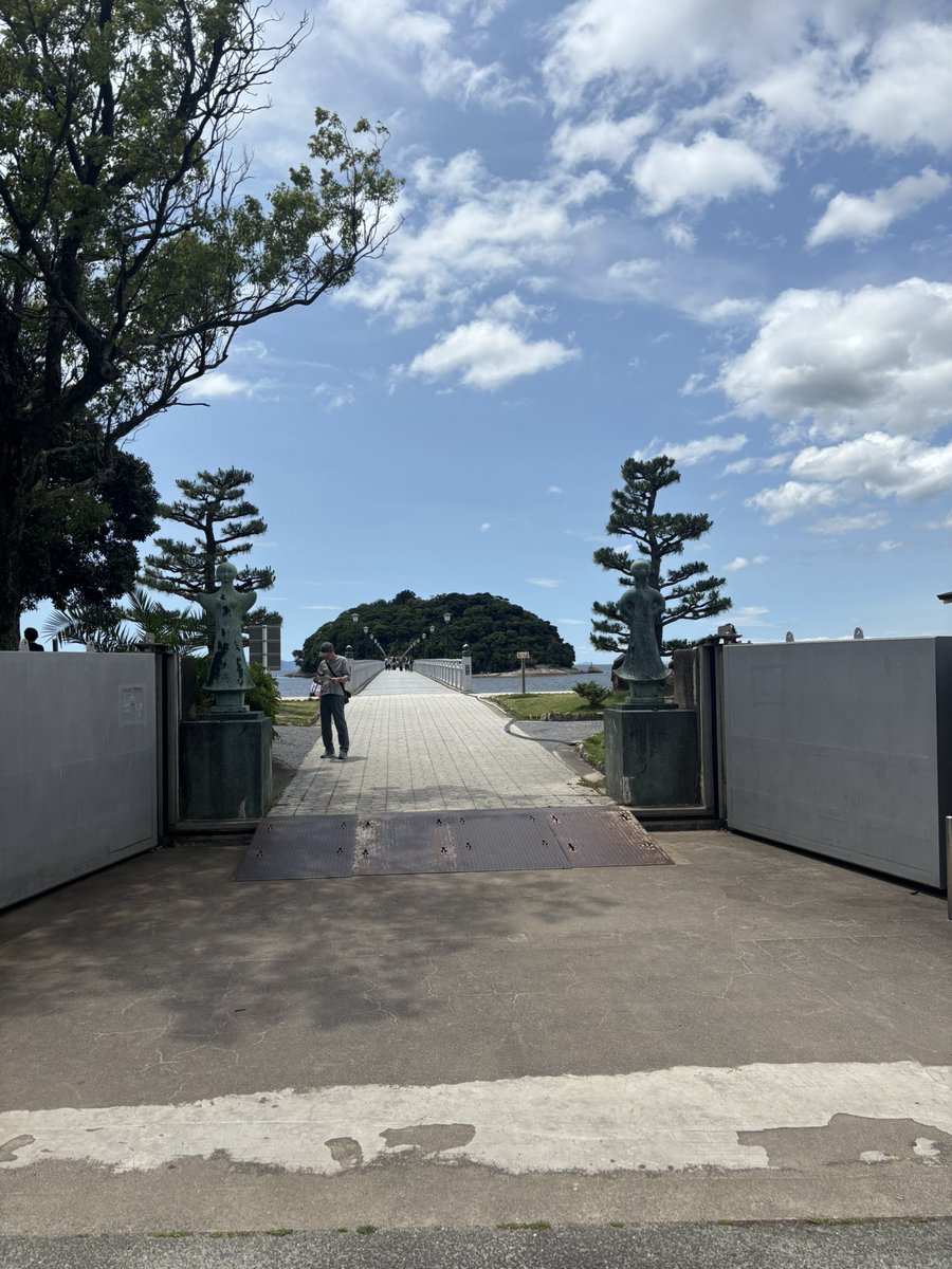 ハマナスございます出動〜🚗

今日は、蒲郡市竹島

蒲郡クラシックホテル駐車場にて営業しております🈺

潮干狩りは今日が最終日ですね〜

風は強いですが暖かいです☺️

みー豚フランク✨

蒲郡みかんジュース🍊

かき氷も販売しております😌

#ハマナス