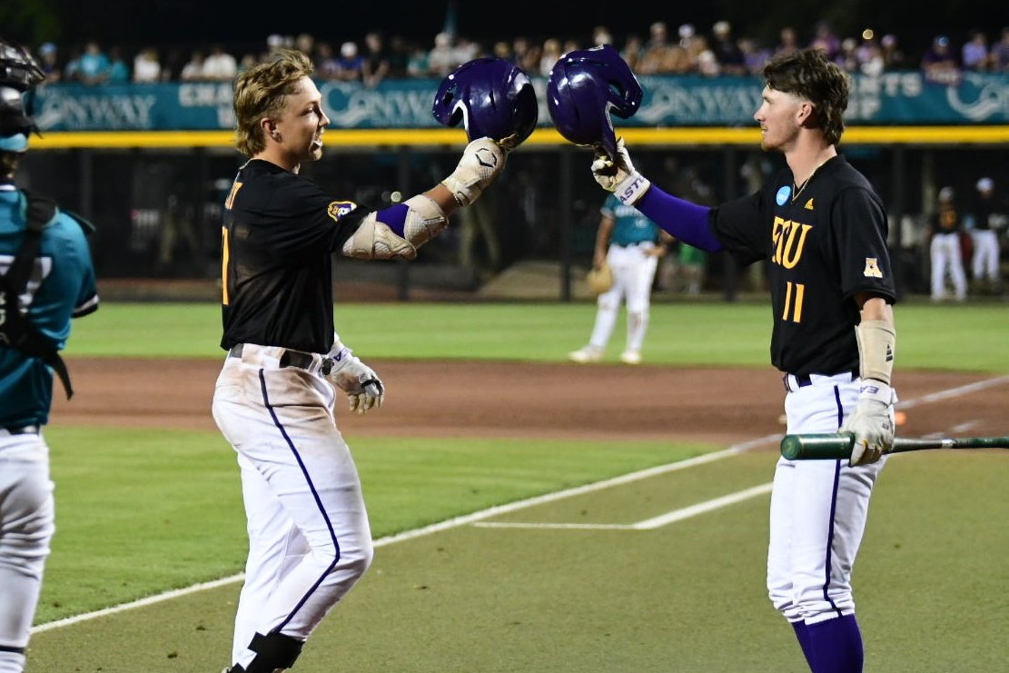 Austin Kirby strikes again for <a href="/ECUBaseball/">ECU Baseball</a> - guy is on a seeious heater. Kirby goes oppo for a solo homer into the LF bullpen, and Pirates are back ahead 5-4. Blood in each of the last 5 halves.