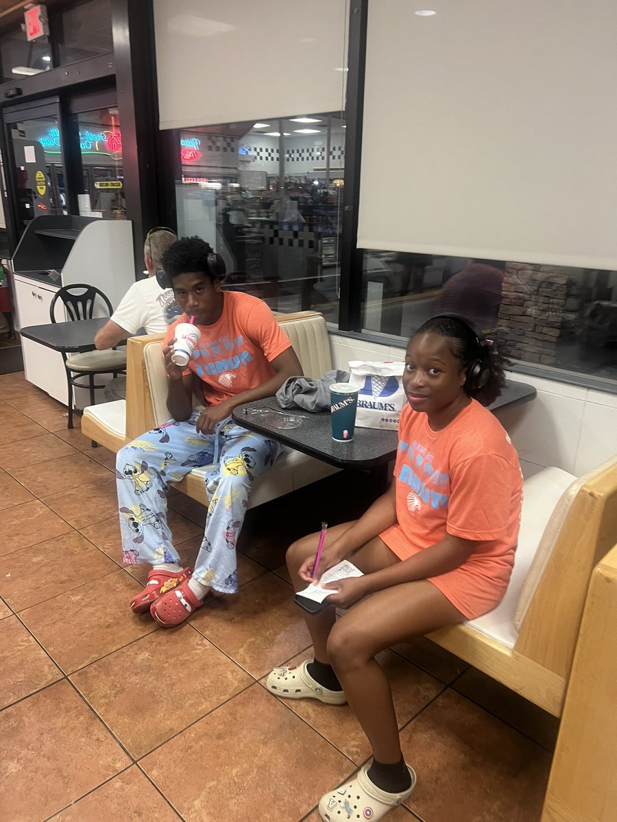 Braums to end out the 2025 state track season. Congrats to all who competed this weekend! So many PRs to name them all! Hawks you made us proud!!!🧡💙