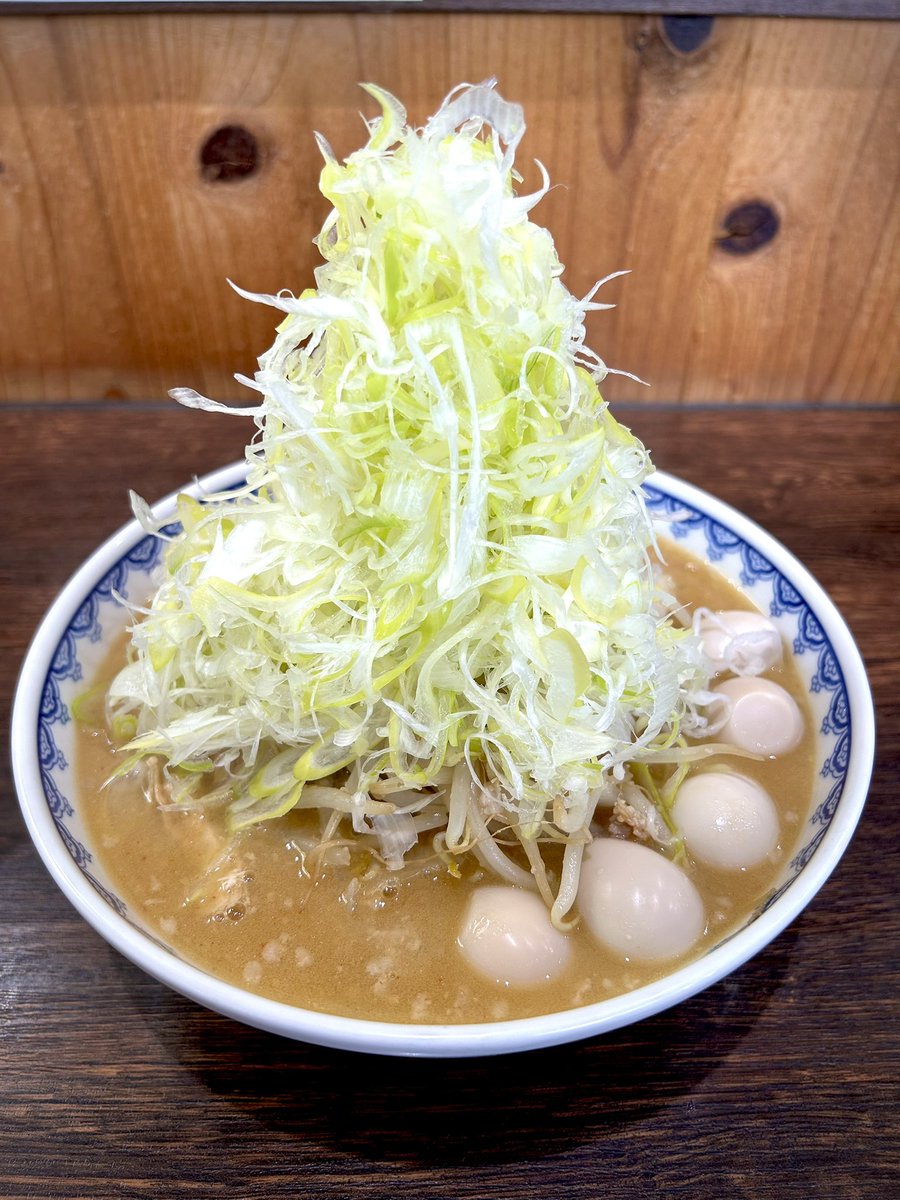 KOTAPAPA921's tweet photo. 『味噌ラーメン 雪ぐに』久々の実食💋【味噌ラーメン＋TP色々】優しさの中に力強さを感じる此処でしか味わえない味噌の傑作が電車を乗り継いで来た苦労のご褒美の様にハートのド真ん中に深くジワリます♡ 丼の具材全てに一切の妥協をしない店主の全力投球~⚾️💥
しっかりと味覚の記憶で受け止めました🔥 https://t.co/ixAziqDSGy