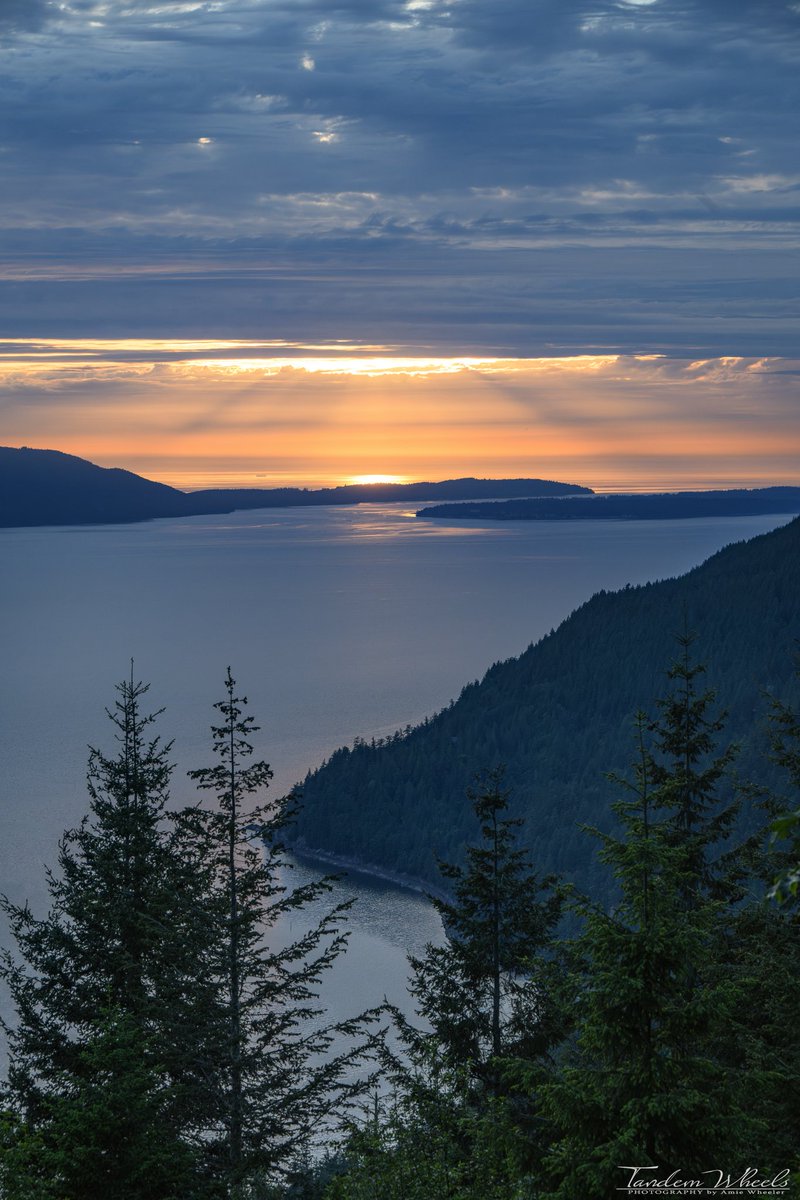 Last nights sunset was brief, but oh, what a magical moment! Just before it made its grand entrance, I managed to snap some rays &amp; a spotlight over Lummi Island. The Samish Overlook never disappoints when it comes to sunsets &amp; this one was no exception!😍🌅

#wawx #pnw #sunset