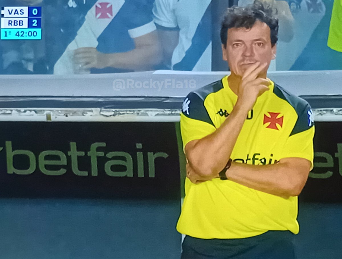 Oledobrasil's tweet photo. O Vasco de Fernando Diniz jogou com grande amplitude criada por dois extremos que sobem ao mesmo tempo, para atacar a última linha do adversário com superioridade numérica.

Esse posicionamento possibilita triangulações centrais, além da aparição surpresa de jogadores box-to-box e, claro, cruzamentos para Vegetti. 

Isso ajuda, também, a sobrecarregar o adversário no último terço.

Resultado: 2 a 0 pro Bragantino.