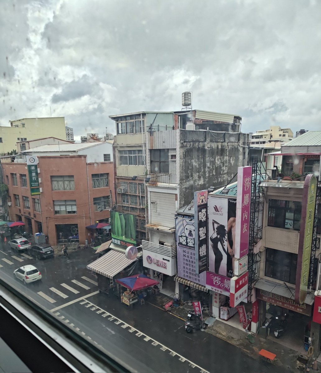 也有人正在這的嗎？毛毛雨人好少😈