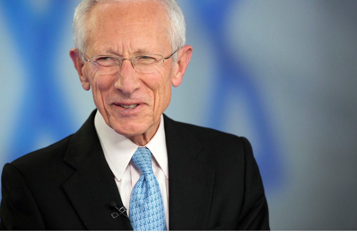 תתארו לעצמכם מצב שמייקל ג׳ורדן בשיא הקריירה היה בא לשחק שתי עונות במכבי ת״א, או מצב שבו סרגיי ברין (היהודי) היה עובר לישראל ל8 שנים בשיא פריחתה של גוגל, להפעיל דווקא פה את כישוריו ויכולותיו. 

זה היה סטנלי פישר, יתכן שבשיא הקריירה היה המומחה מספר 1 בעולם בכלכלה ומדיניות מוניטרית.