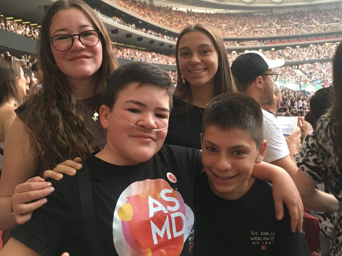 Algunos de los pacientes más jovenes de nuestra asociación acompañados por sus cuidadores, pudieron ir al concierto y disfrutar de las canciones de Ed Sheeran, gracias al apoyo del programa de ocio inclusivo de nuestra asociación.