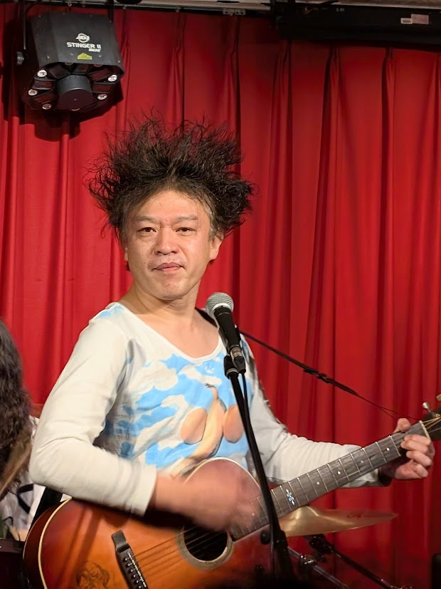A24Figaro's tweet photo. 昨夜のトリは四人編成Verの水中、それは苦しい。
登場しての一曲目から、アンコール後に繰り出された二度目の「ゲッツ!!」まで、ジョニーさんが作り出す唯一無二の世界をたっぷり堪能して蕩けた🤤
#RiNen 様、 「#ライブはマッサージである」という至福の時間をご馳走さまでした🙏
20250531 https://t.co/zWuxWrbVt0