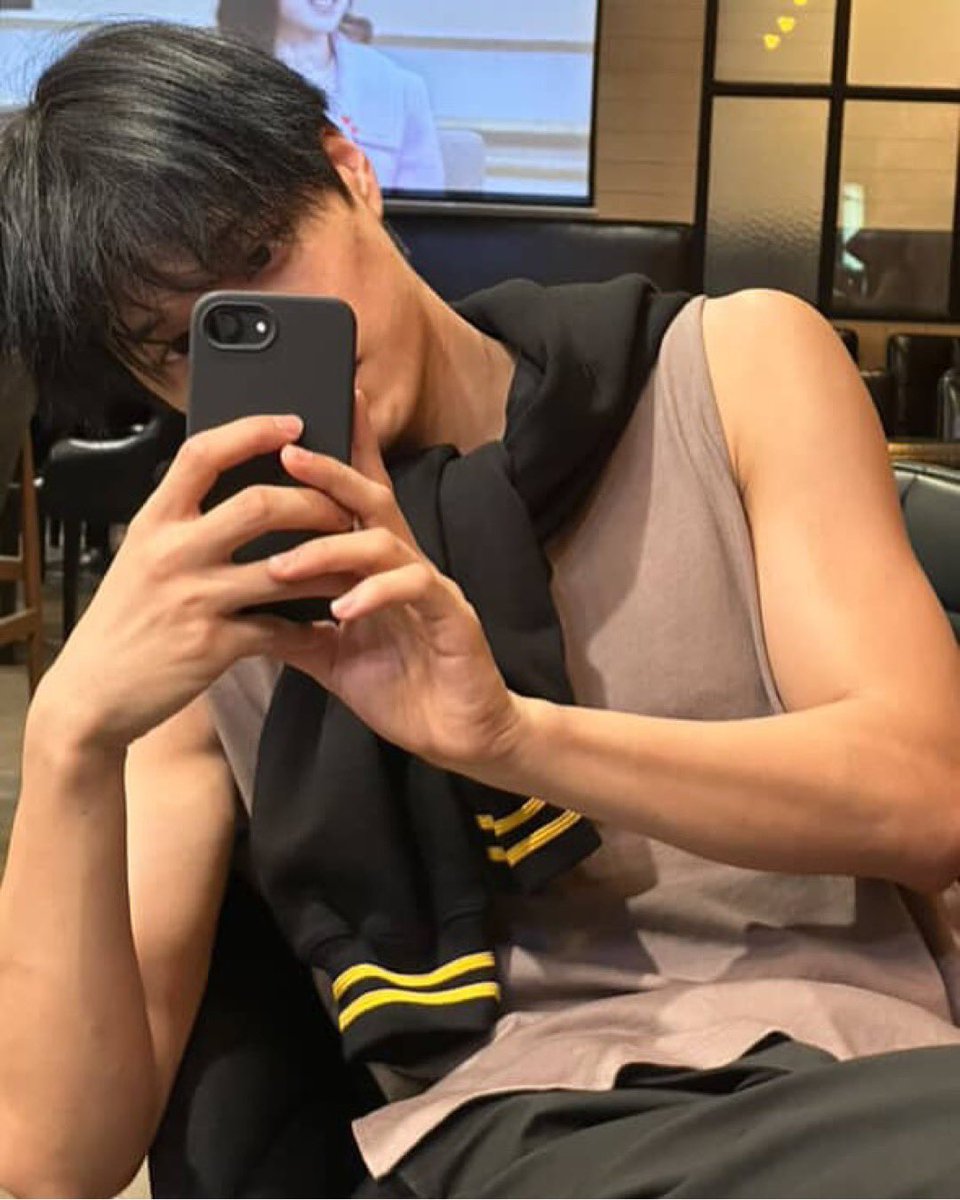 knockknock0408's tweet photo. KAI ins : 🤎 https://t.co/eOFY8UGLTZ