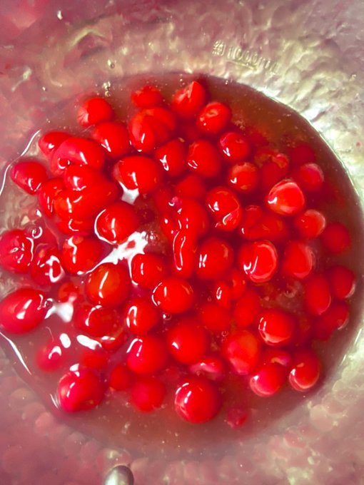 前にワイが作ったチェリーパイ見て🍒🥧 