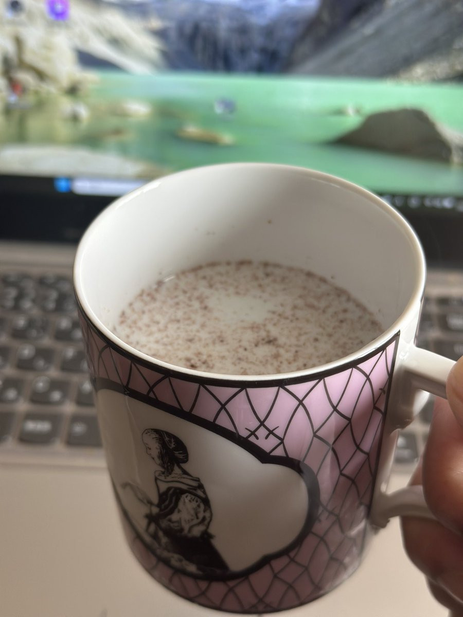 APJ_tassel's tweet photo. さて息抜きに今ハマってる無印のチョコミントラテ🩷
写真に撮るとあまりおいしそじゃないな https://t.co/4lHkmzXqPw