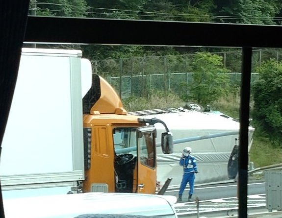 京都から帰宅中
名神高速下り(大阪方面) 京都東ICの出口付近でトラックが横転＆街灯が倒れて3車線塞いでるようで

今見た感じ 草津～京都東まで渋滞してるっぽく… 周辺を走行中の方は気を付けて下さい…