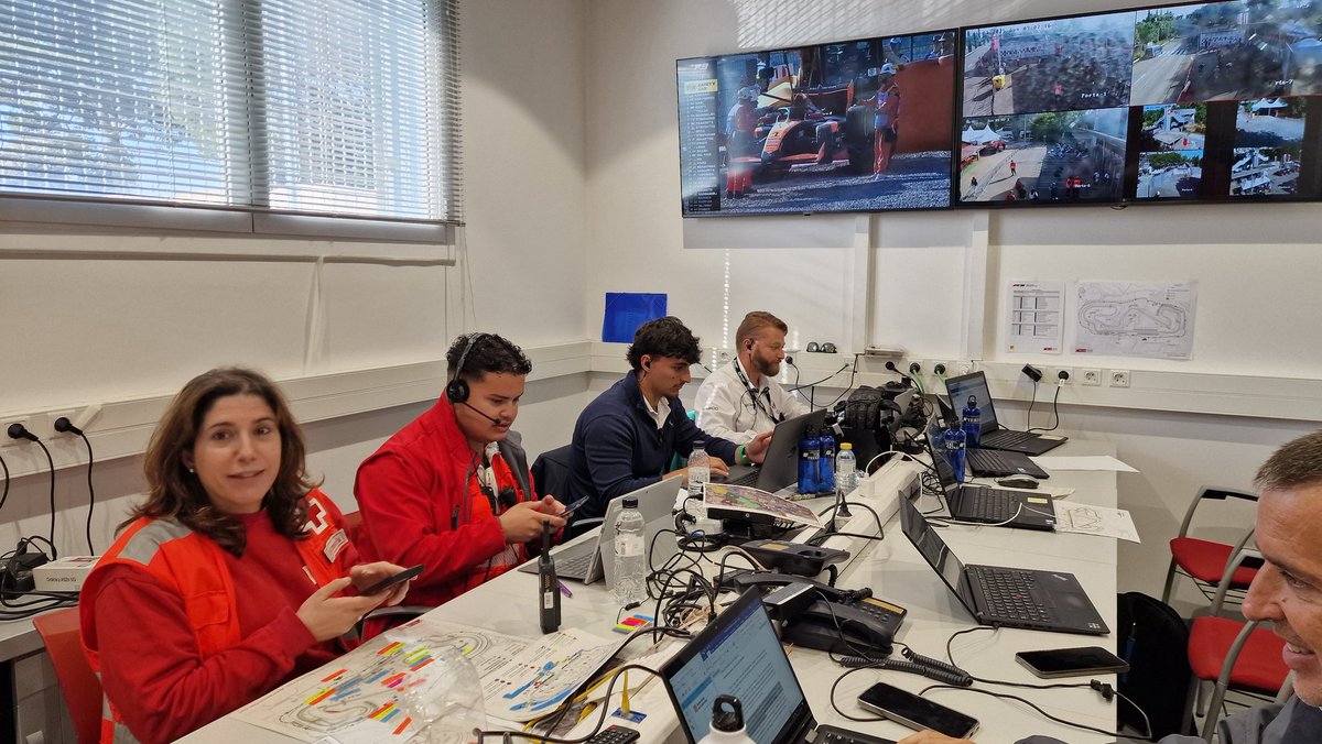CreuRojaCAT's tweet photo. 🏎 Despleguem un dispositiu de 120 persones al Gran premi #F1 al @Circuitcat_cat
Des del Centre de Coordinació #CECOR la Montse treballa amb la resta d'equips d'emergències i de seguretat amb @mossos @bomberscat #ProteccióCivil @transit i seguretat i personal del Circuit https://t.co/oHjfX19rG8