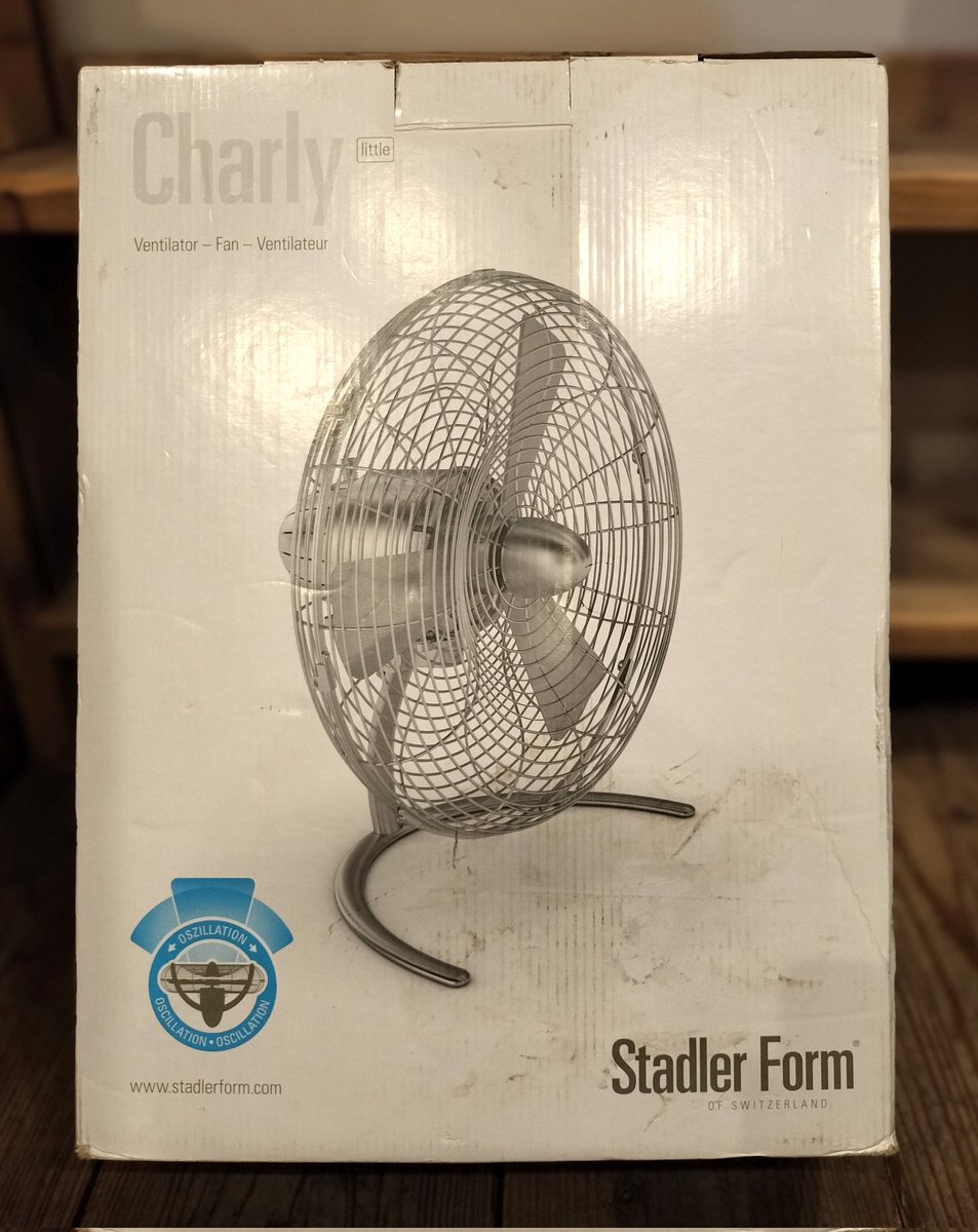 バックヤードで使っていた扇風機です。ご入用の方がいらっしゃいましたらお売りいたしますのでDMにてご連絡ください。組み立て式。首振りで、風の強さは3段階選べますが強めです。音も大きめ。見た感じはおしゃれです。