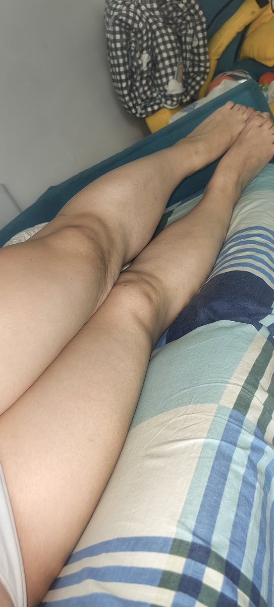 最近睡沙发，把沙发弄成了学校的宿舍床睡，阳台没有窗帘，我关上灯，趴在窗户上混着夜色冲，有一次对面楼上亮灯差点被发现，竟然有点刺激住  #les  #m #wlw