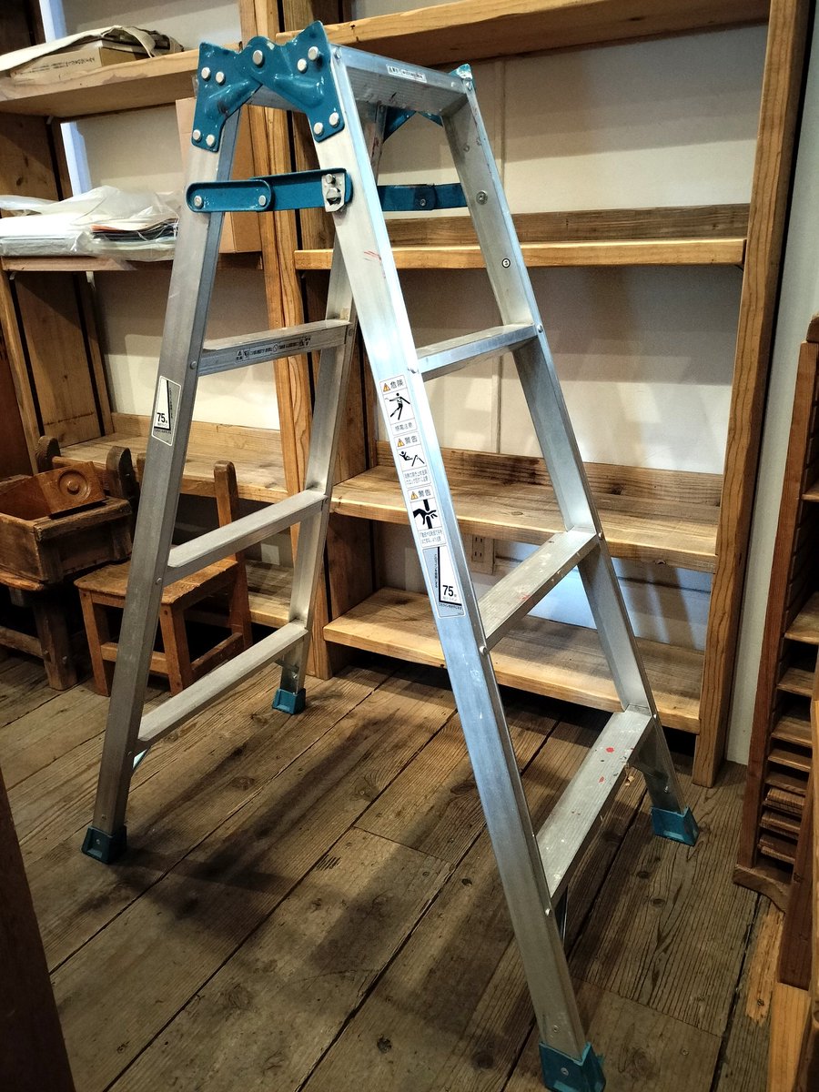 店で使用していた脚立です。
ご入用の方がいらっしゃいましたらお売りいたしますのでDMにてご連絡ください。よろしくお願いします。