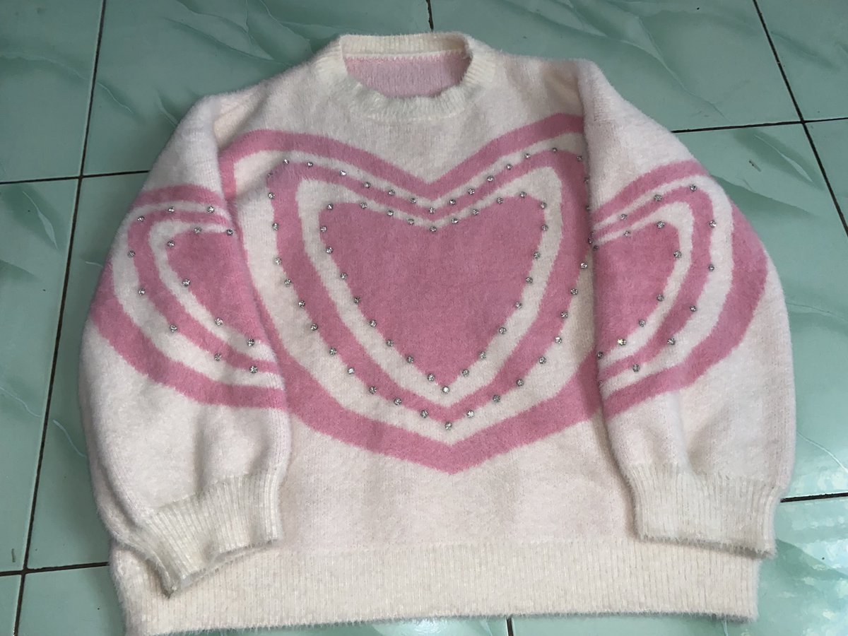 eloosheep's tweet photo. crewneck buluuu gemesss jastip bangkokkk 115 - nominus baru sekali di pake superrrf haluss bulu nyaa 💖 https://t.co/njlncmWCeL