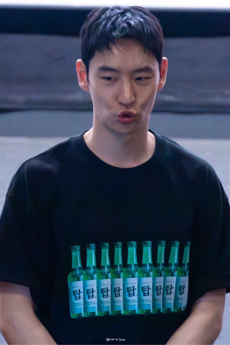 250531 #소주전쟁 1주차 무대인사 #이제훈 2Pics

훈걸들한테 애교만땅 하는 중 ••• 😉😗