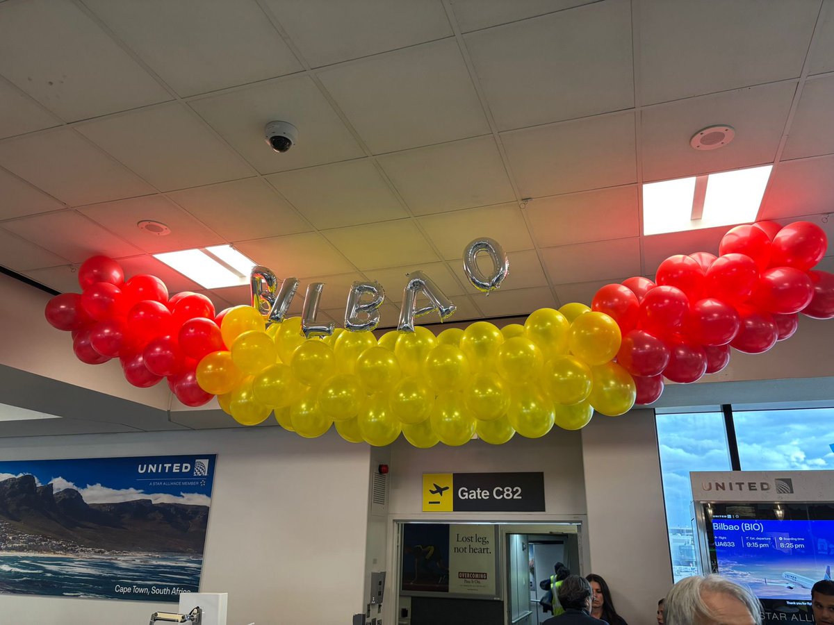 goikodeustu's tweet photo. Lo del vuelo inaugural New York-Bilbo tiene mucho que comentar y no precisamente en positivo. Los responsables políticos que se dieron codazos en Loiu por salir en las imágenes les podrían haber asesorado un poco. Bochornoso
https://t.co/FP3zAbhjza