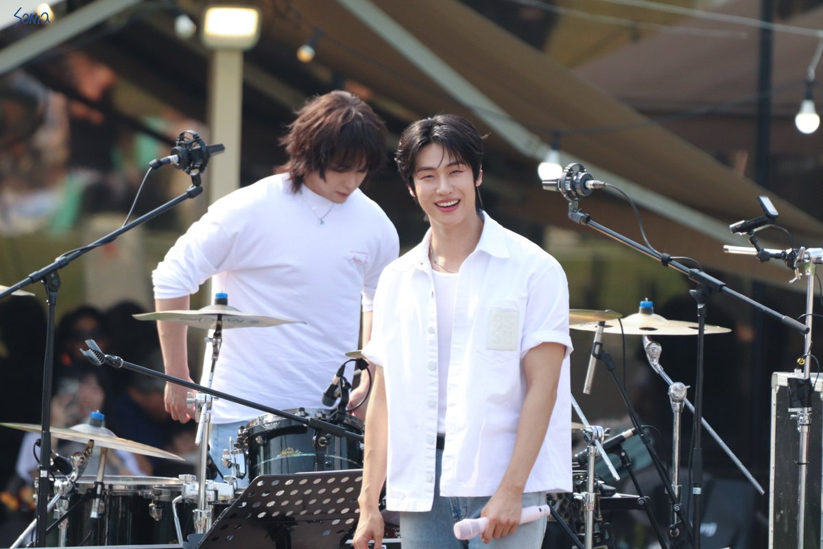 Sonia_NF0520's tweet photo. 250601 버스킹

6월의 첫 날,
반가워👋

#엔플라잉 #NFlying #이승협 https://t.co/orMHm7JrBA