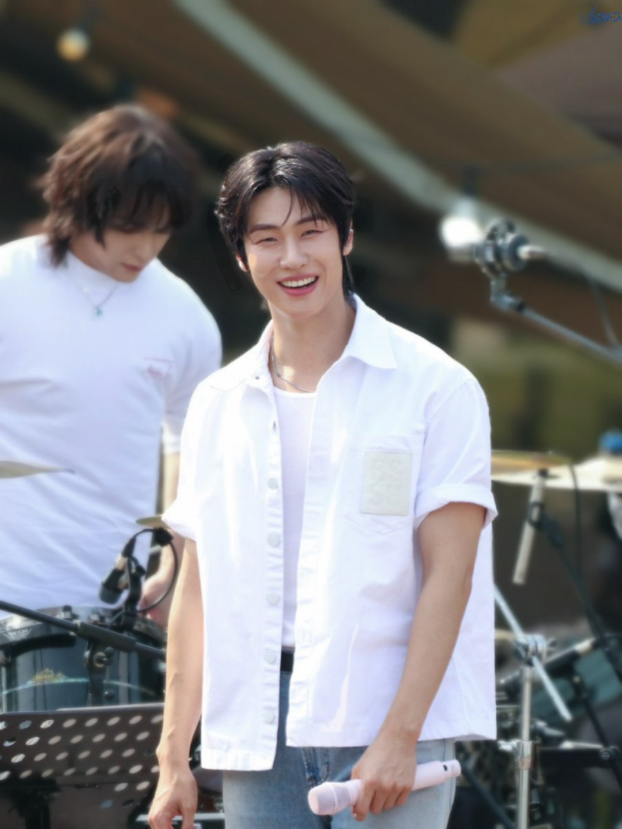 Sonia_NF0520's tweet photo. 250601 버스킹

6월의 첫 날,
반가워👋

#엔플라잉 #NFlying #이승협 https://t.co/orMHm7JrBA