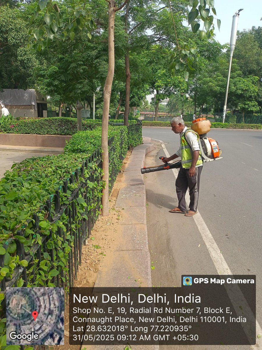 tweetndmc's tweet photo. ๐งนโจ Clean & Green Connaught Place!
NDMC intensifies cleaning at E & F Blocks โ sweeping, mopping, and hedge cutting in full swing! ๐ฟ๐งผ
From broom to mop โ transforming CP into a world-class hygiene zone! ๐
#NDMC #SwachhBharat #SmartCity #CleanCP #GreenDelhi ๐ https://t.co/9agLJNU8dp