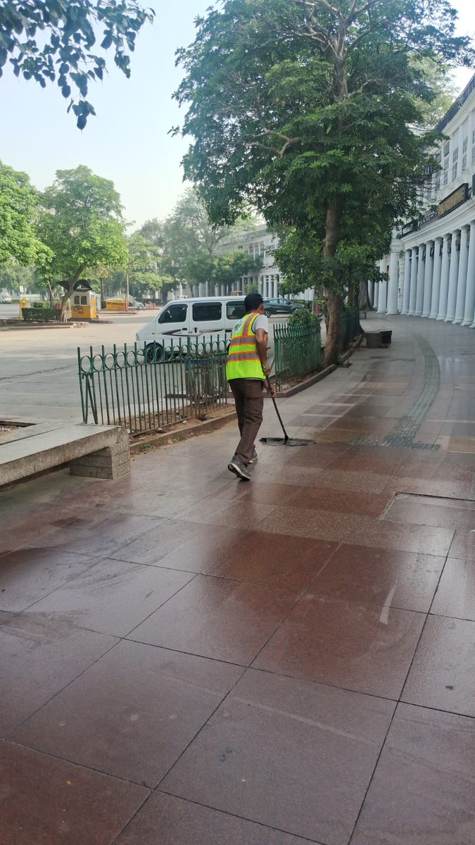 tweetndmc's tweet photo. ๐งนโจ Clean & Green Connaught Place!
NDMC intensifies cleaning at E & F Blocks โ sweeping, mopping, and hedge cutting in full swing! ๐ฟ๐งผ
From broom to mop โ transforming CP into a world-class hygiene zone! ๐
#NDMC #SwachhBharat #SmartCity #CleanCP #GreenDelhi ๐ https://t.co/9agLJNU8dp