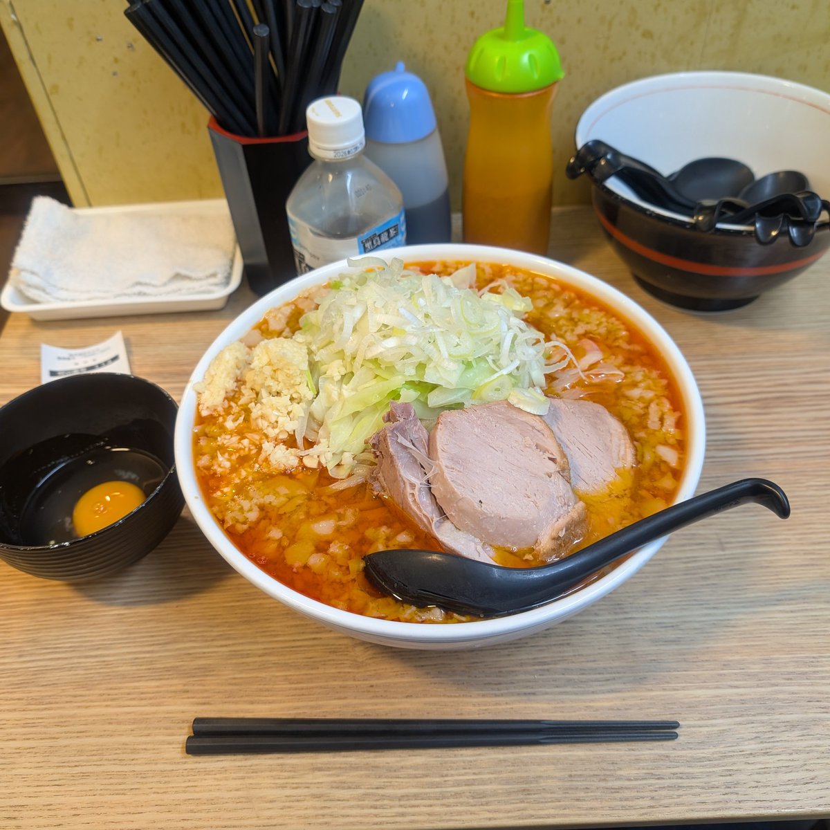 anywhere4578's tweet photo. 食べ歩き戦記後始末。
ハイパーファットンにて限定、背脂つけ味ラーメン超盛、生卵。
普段ならつけ味の方なのですが、脳内欲求がこちらに興味をもったので⋯ https://t.co/qIDqib8iQL