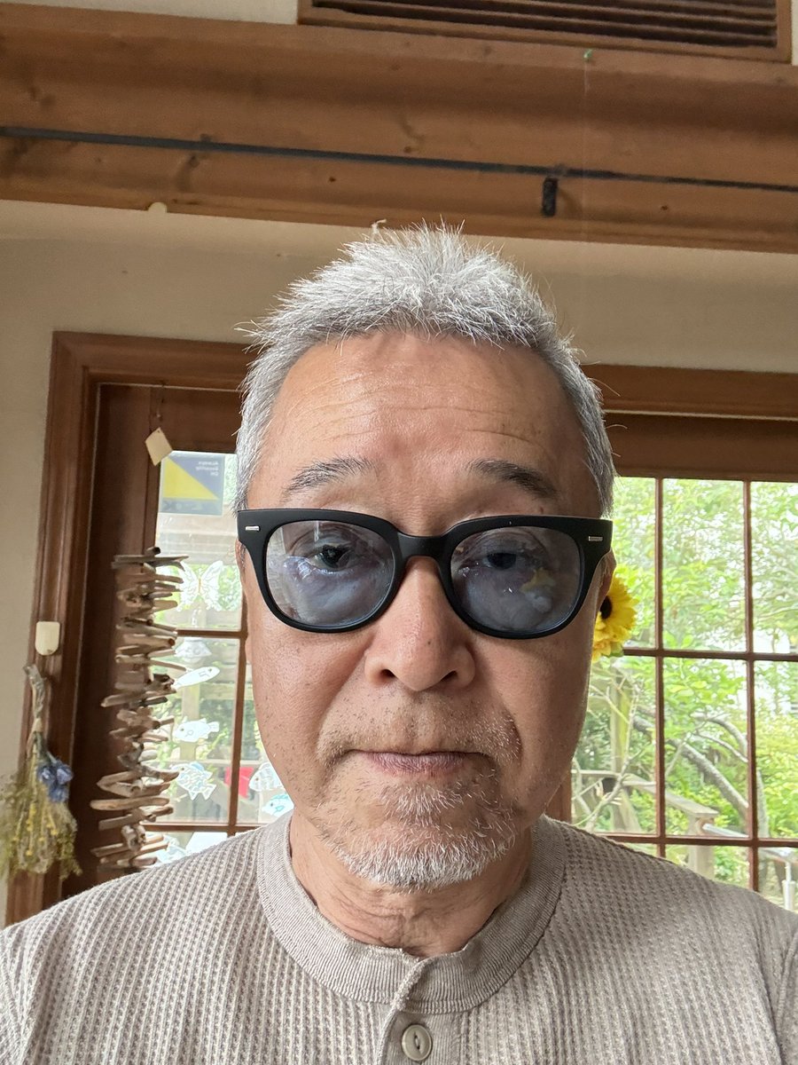 DimancheCafe's tweet image. 今日は店の定休日。庭の一画をカラーリーフでアレンジ。かなり時間がかかりましたが心地よい気候で作業完了。あと昨日、サングラス🕶️２つ、夏に向けて衝動買い。丸と四角のやつ、どうかな？