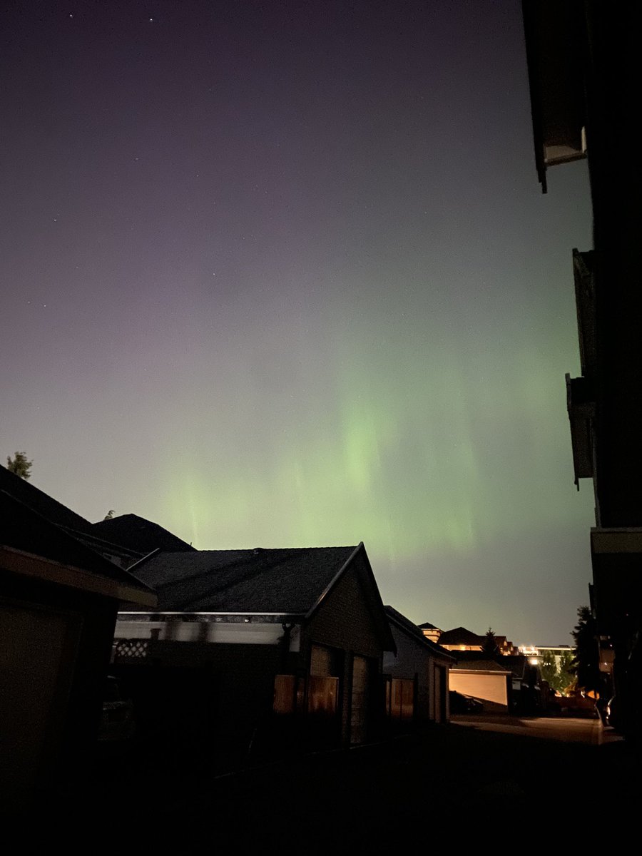 Austin12582111's tweet photo. What a show we had 20 minutes ago #southsurrey #aurora https://t.co/NsNc4vU146