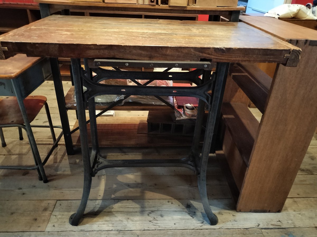 pepamura's tweet photo. 什器として使用していた学校の机と椅子、アイアンの脚の作業台、水屋の棚（扉はありません）とバックヤードで使用していた片袖机です。ご入用の方がいらっしゃいましたらお売りいたしますのでDMにてご連絡ください。よろしくお願いします。 https://t.co/lOyov19dxo