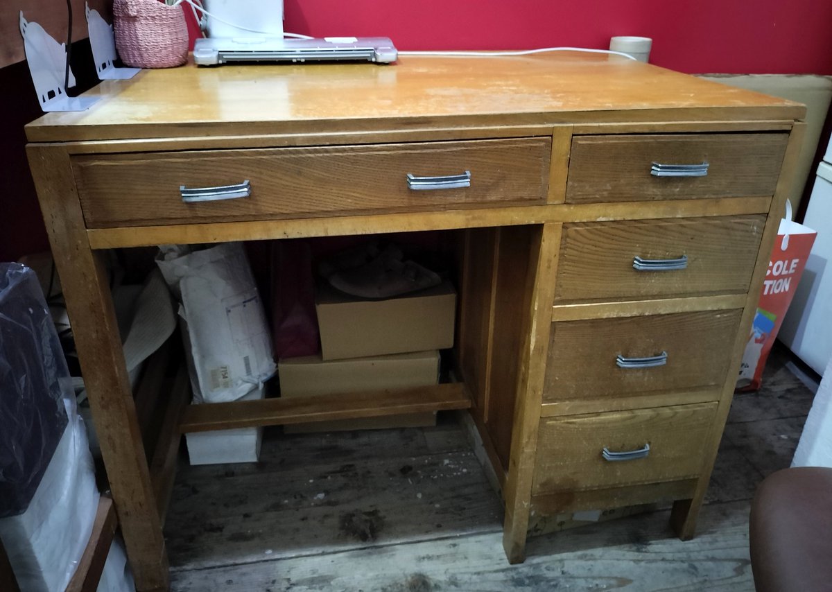 什器として使用していた学校の机と椅子、アイアンの脚の作業台、水屋の棚（扉はありません）とバックヤードで使用していた片袖机です。ご入用の方がいらっしゃいましたらお売りいたしますのでDMにてご連絡ください。よろしくお願いします。