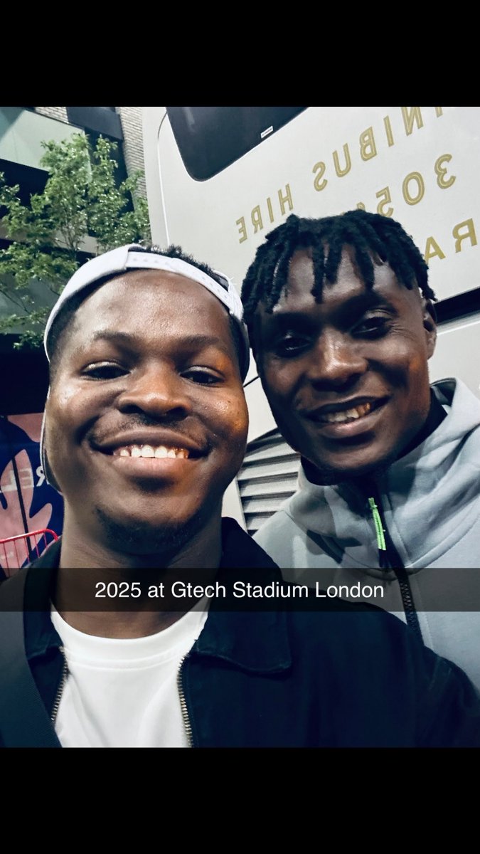 that_laykay's tweet photo. Nothing do my shoulders, I’m just a proud @RemoStarsSC fan

I took pictures with @sikiru16 and @Nduka_Jnr after the 2021/2022 season and i’m so happy to see them play for @NGSuperEagles 4 years later https://t.co/jInf7vNyab