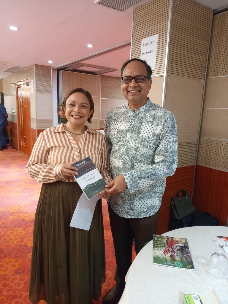 Team Europe in Bangladesh meets CSOs and enterprenuers to promote Renewable Energy in Bangladesh. Handing over my paradogm shift potential doctrine on Natural Rights Led Governance (#NRLG) to <a href="/NayokaMartinez/">Nayoka Martinez Bäckström</a>. Thanks the <a href="/ChangeInit/">Change Initiative</a> team for impactful event.