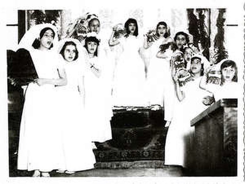 Şavuot bayramı  Sinay Dağı’nda Tevrat’ın verilişi anısına kutlanır.
Bu dönemde sinagogların çiçeklerle süslenmesi,sütlü  tatlılar yenilip, genç kızların beyaz elbiseler giymesi gelenektir. Ankara Sinagogu’nda  törende  çekilmiş fotoğraf müze arşivindendir.