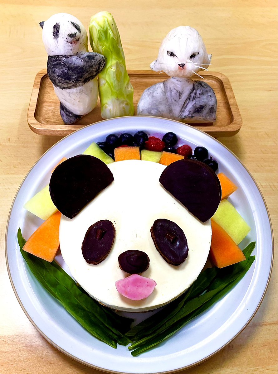 ♪トントントン〜トントントン〜
トントン　トントン　ワシントン🔥
今日は日本で初めてパンダの人工受精に成功してトントンが誕生した日👌
🐼のようなレアチーズケーキ😃
#レアチーズケーキ #パンダ