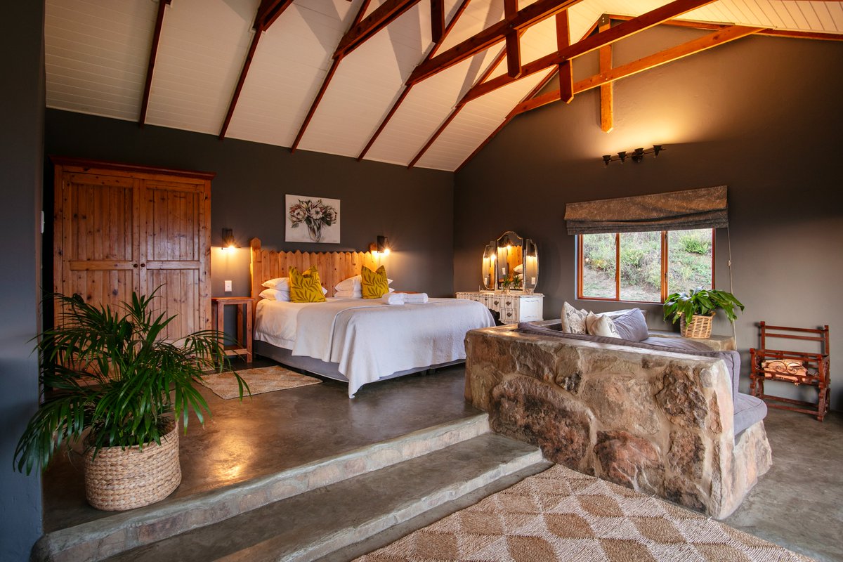 Mountain Cabin in the Drakensberg mountains, midway between Bergville and Harrismith, 3 hours from Joburg! A great holiday/worcation, freewifi, great retreat.
berghouse.co.za
.
.
.
.
#travel #halfway #joburg #durban #mountaincabins  #escape #drakensbergmountains