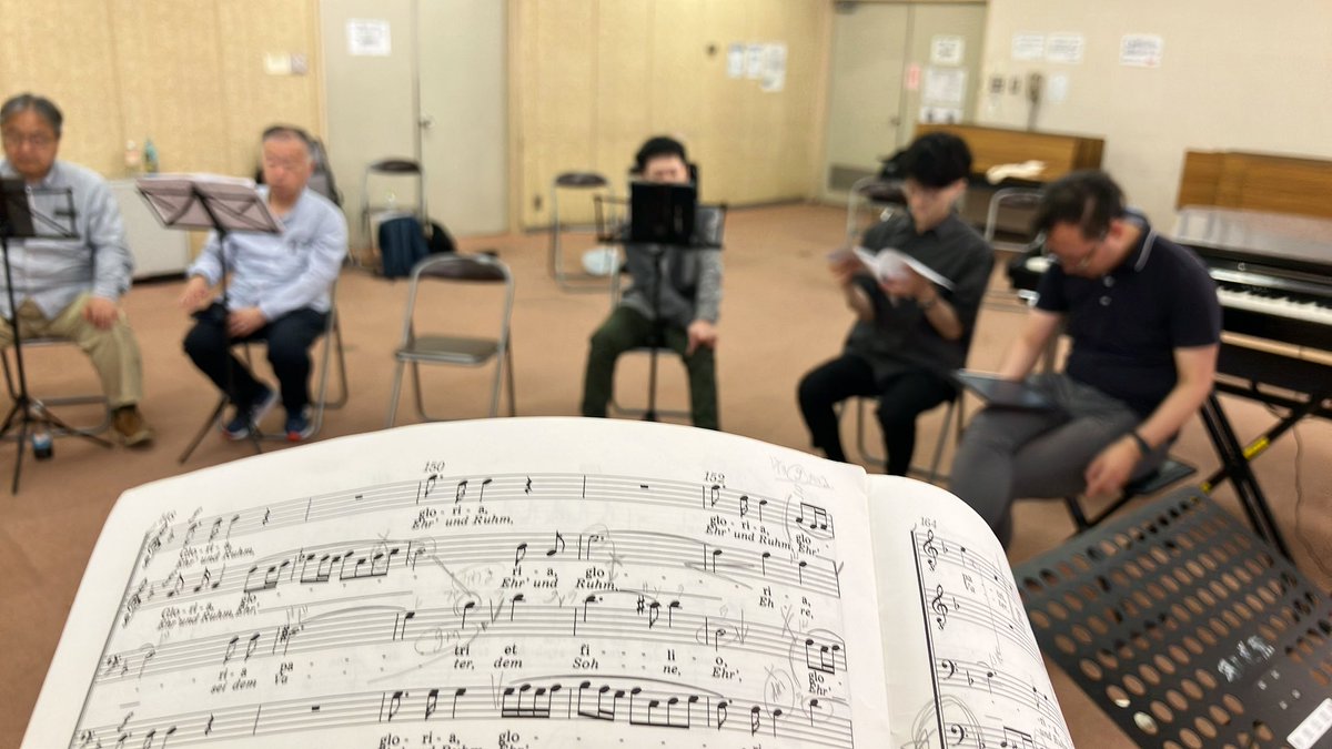 一旦指揮者の寺沢さんが他の仕事で抜けたので、ピアニストの國原さんに14時から来ていただき、来年2月の定期で演奏予定のメンデルスゾーン_Adspice Domine、三宅悠太_子守唄の2曲の初見大会！
なんと2時間半で2曲共終わらせてしまいました。素晴らしい👏
⭐️寺漢では一緒に歌う仲間をいつでも募集中‼️⭐️