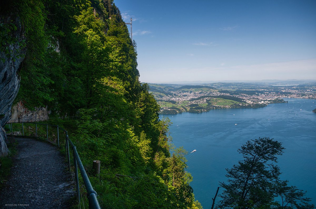 juiz_nidwalden's tweet photo. Rundwanderung von Honegg zum #Felsenweg und mit dem Hammetschwand Lift hoch zum Bärgbeizli. Den Rückweg wandert man durch schattige Waldpartien, erfrischend an heissen Tagen. 🥾☀️
#HammetschwandLift #tellpass #Bürgenstock #wanderlust #Nidwalden #Switzerland https://t.co/MXi0qkzTfn