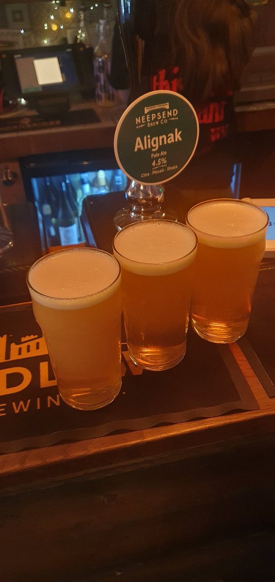 Treetonmiller's tweet photo. Some class #cask &amp; keg beers from little session in Oxbow micropub yesterday. From likes of @WildeChildBeer @NeepsendBrewCo @tickingclockbc #Lakedown Brewing &amp; others. Didn't have a bad one 🍻👌 https://t.co/4IZIU9k5ms