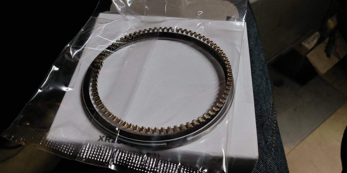 pocke_qa50's tweet image. CT250SシルクロードのピストンリングがやっとUSAから届きました‼️
74mmはなかなか見つからなかった😢
どうせなら新品にしたいよね🎵
エンジンどこまでやろうかな⁉️
